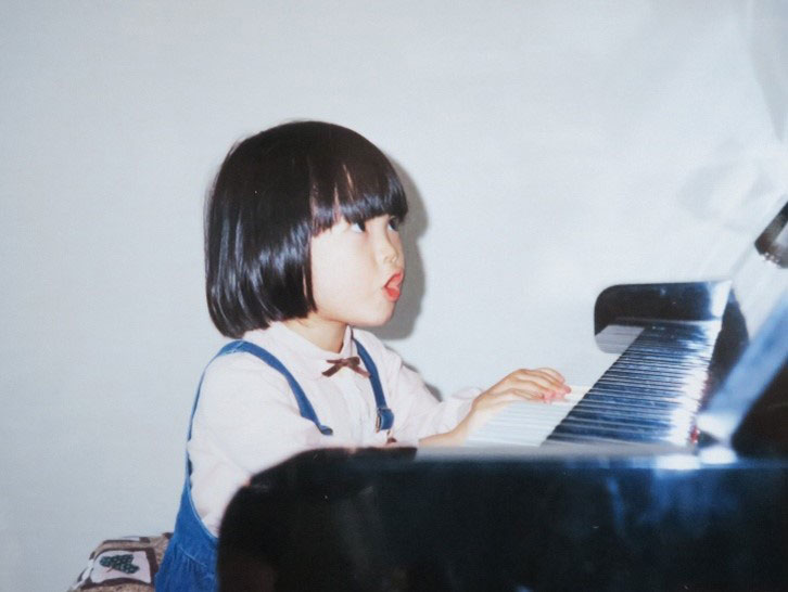 ピアノを弾きながら歌う